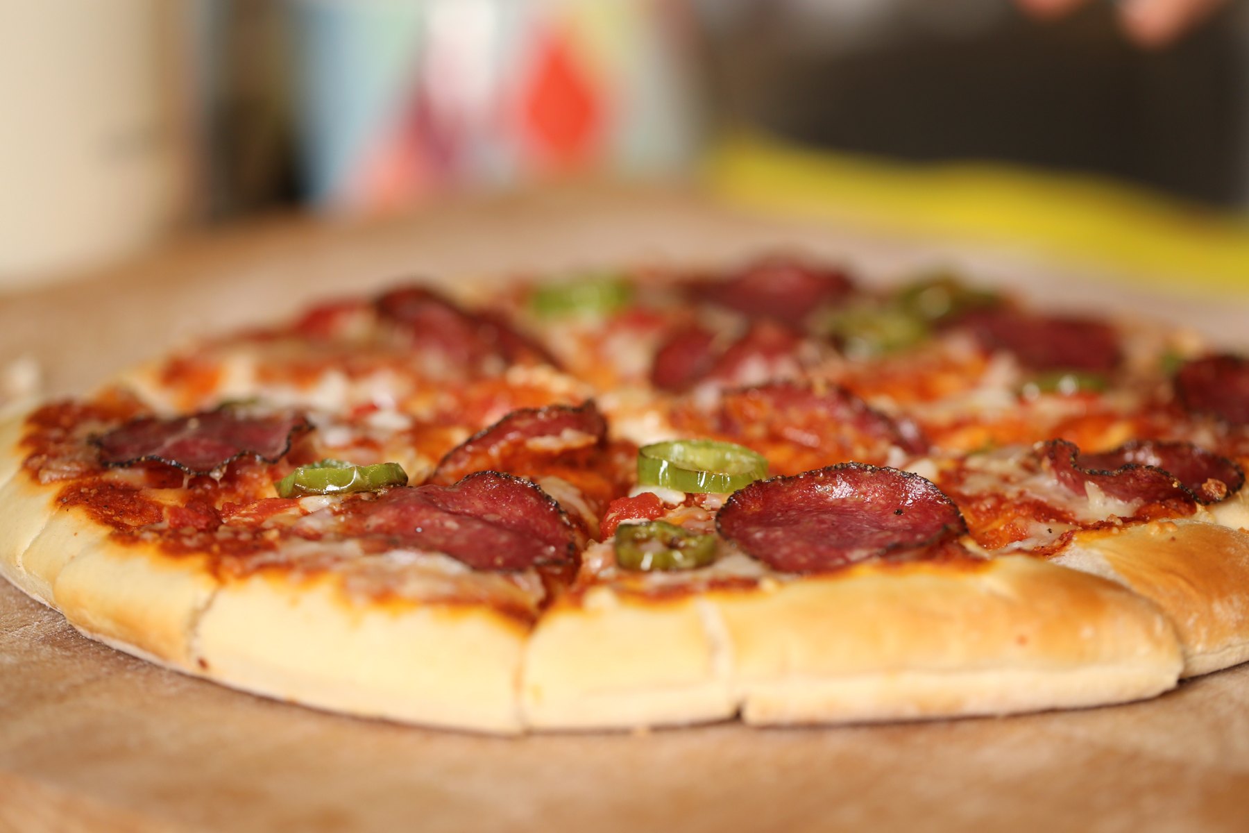 Pizza mit Salami und grünen Peperoni