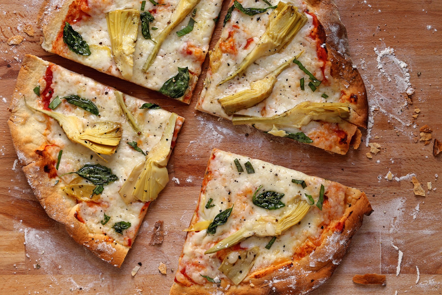 Italienische Pizza mit Artischocken und Basilikum